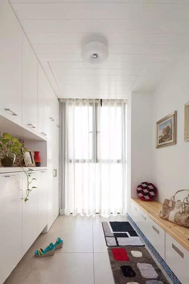 看完小户型玄关要做满收纳，再多鞋子也不怕塞不下！