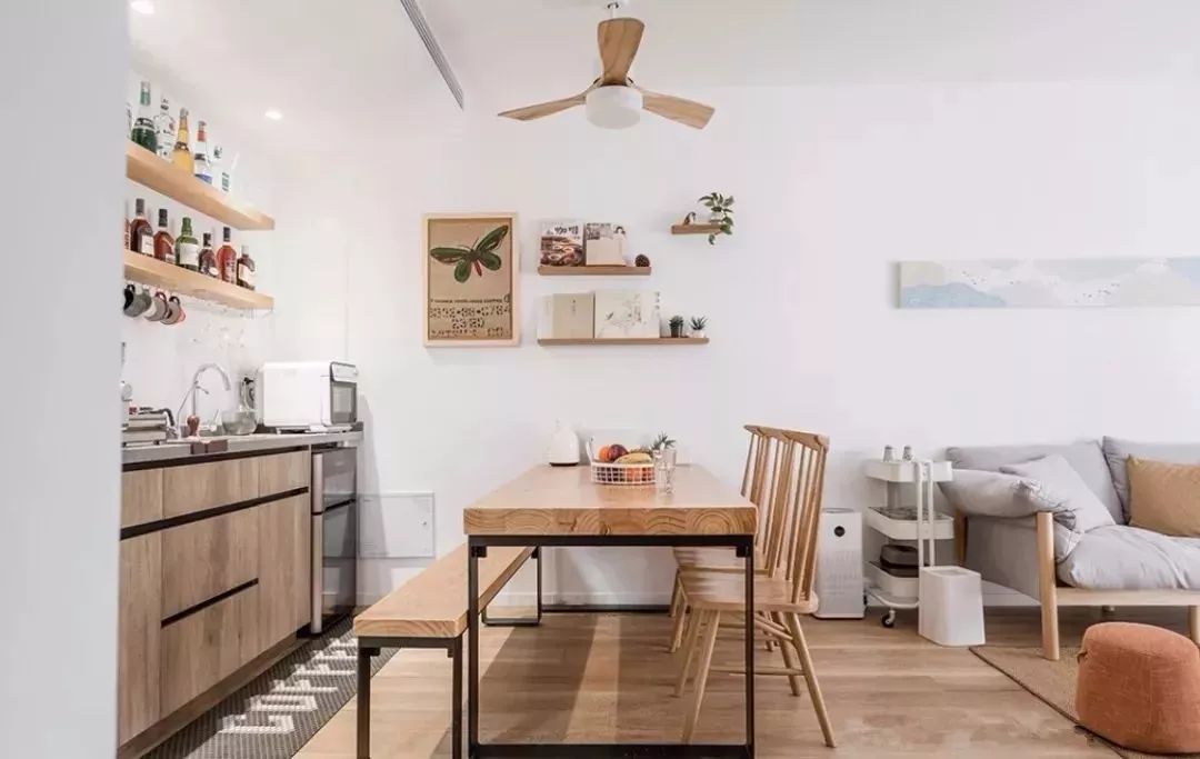 小户型餐厅搭配一扇吊扇灯，感觉还不错哦