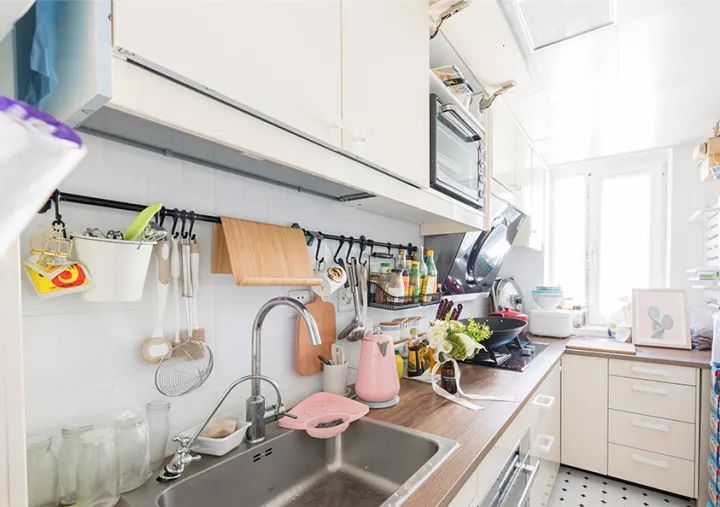 橱柜选择L型的，真的很宽敞，你家也试试吧