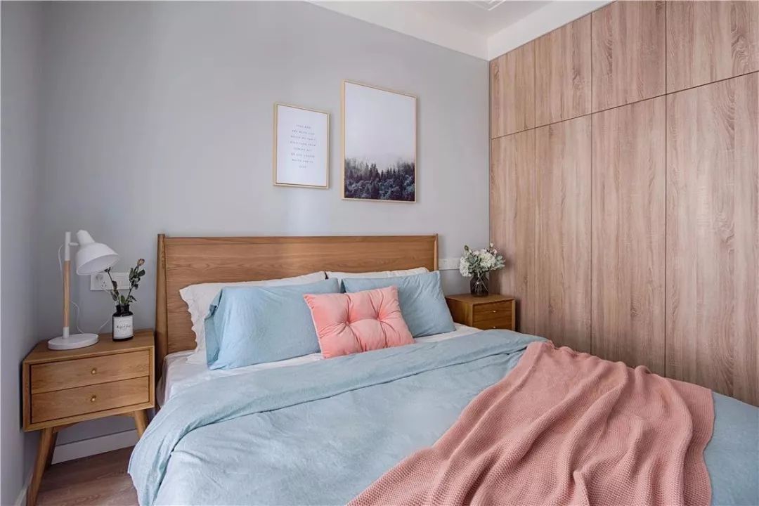 卧室的衣柜设计简洁一些，让空间看上去更加宽敞大方