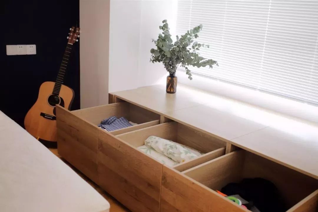 给飘窗装上了抽屉，小户型要利用每一个角落做好收纳