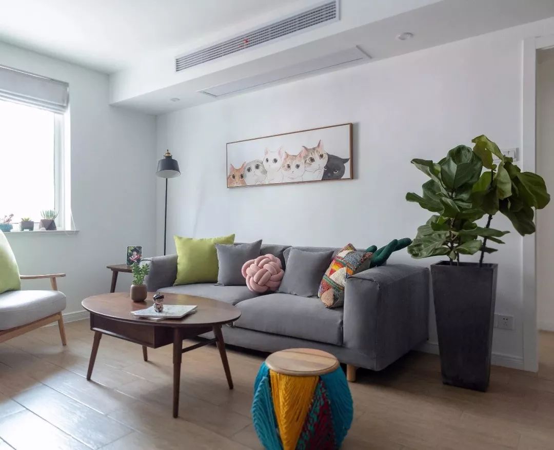 沙发背景墙留白太单调，那就加上一些挂画吧，氛围一下就上来了