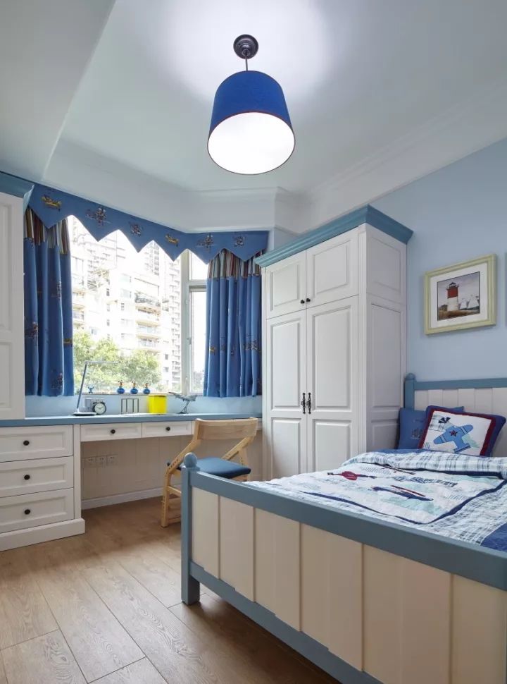 小户型书房该坐在哪？把书桌和柜子结合起来，好实用