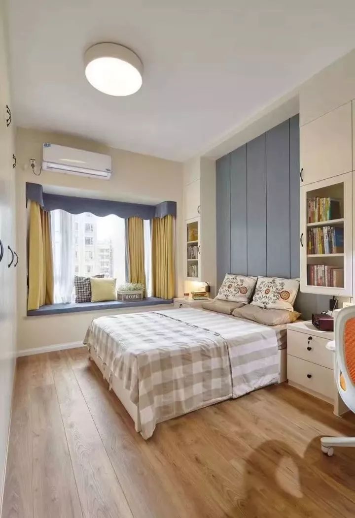 卧室装个吸顶灯就好了，简洁又大方，别浪费钱