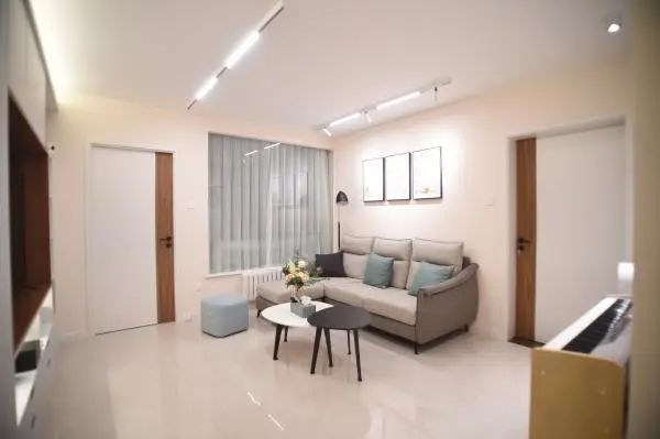 客厅背阴不要紧，这样布置能解决